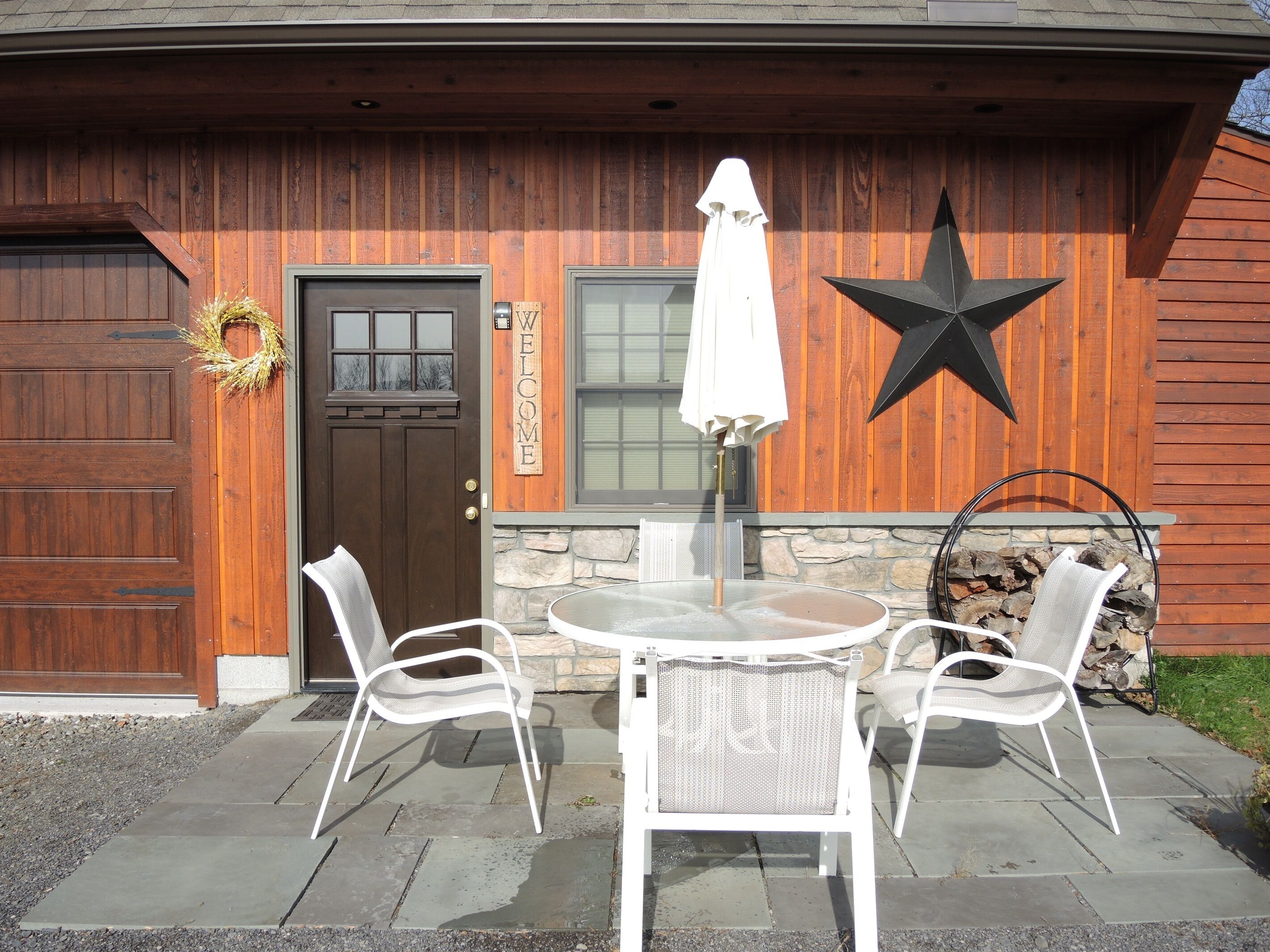 Bavarian Farm Hops View - Upscale apartment  w/ hot tub