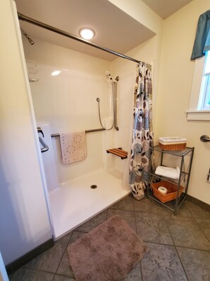 Combined shower/bathtub, hair dryer, towels - Bavarian Farm Schoolhouse Handicap accessible, Near Dreams Park & Cooperstown (Cooperstown)