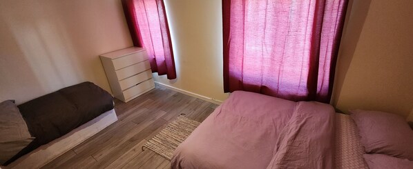 4 bedrooms, iron/ironing board, free WiFi, bed sheets