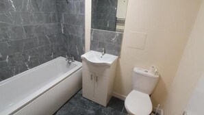 Bathroom - 4 Bed House Sleeps 12 - Private Garden - Parking (London)
