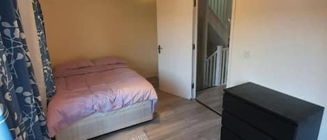 4 soverom, strykejern/-brett, wi-fi (inkludert) og sengetøy