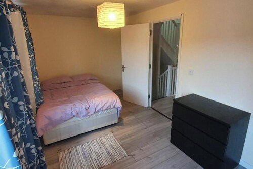 4 Bed House Sleeps 12 - Private Garden - Parking