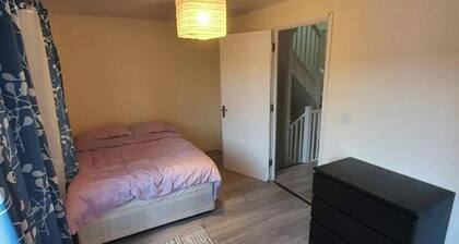 4 Bed House Sleeps 12 - Private Garden - Parking