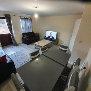 House | Living area - 4 Bed House Sleeps 12 - Private Garden - Parking (London)