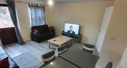 4 Bed House Sleeps 12 - Private Garden - Parking