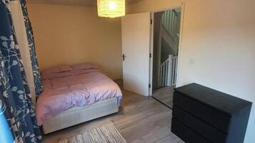 4 bedrooms, iron/ironing board, free WiFi, bed sheets