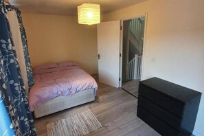 4 bedrooms, iron/ironing board, free WiFi, bed sheets