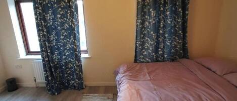 4 室のベッドルーム、アイロン / アイロン台、WiFi (無料)、ベッドシーツ