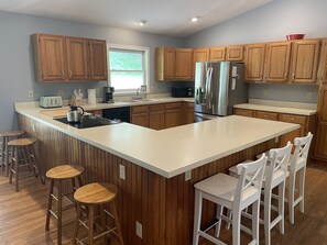 Fridge, microwave, oven, stovetop - Beautiful Pines Tucked in the trees, minutes to Cooperstown & Dreams Park (Cooperstown)
