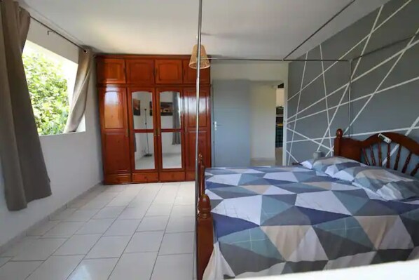 1 bedroom, desk, iron/ironing board, free WiFi - Chez Tatie Clo becomes Gray Coconut Sorbet (Le Moule)