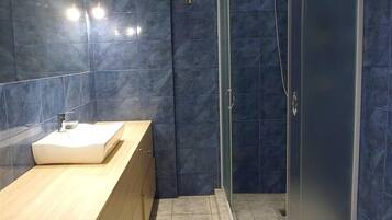Studio, 1 Queen Bed | Bathroom | Shower, hair dryer, towels