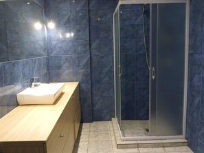 Studio, 1 Queen Bed | Bathroom | Shower, hair dryer, towels