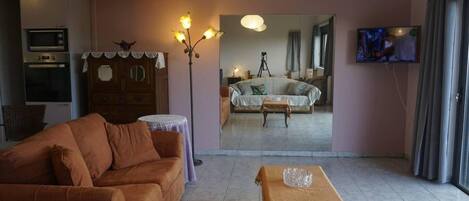 开间, 1 张大床 | 客厅 | 30-英寸电视(配备有线频道)