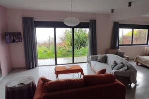 Studio, 1 Queen Bed | Living room