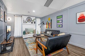 Una Smart TV, una chimenea, un futbolín, una mesa de tenis de mesa