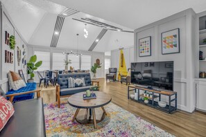 Smart TV, chimenea, futbolito y tenis de mesa 
