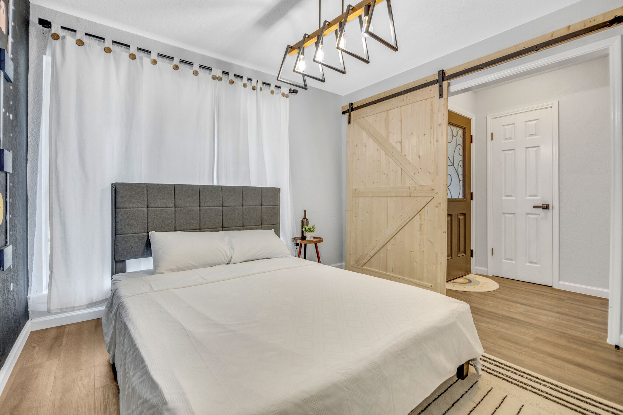 4 間睡房、房內夾萬、書桌、熨斗/熨衫板