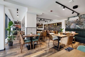 Serveert ontbijt, lunch, diner, lokale en internationale gerechten 