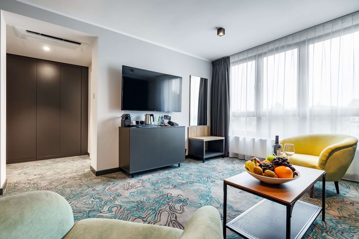 Suite, 1 King Bed | Hypo-allergenic bedding, in-room safe, desk, laptop workspace