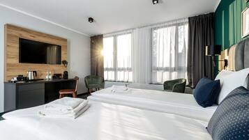 エグゼクティブ ルーム シングルベッド 2 台 | 低刺激性寝具、セーフティボックス (室内)、デスク、ノートパソコン用作業スペース