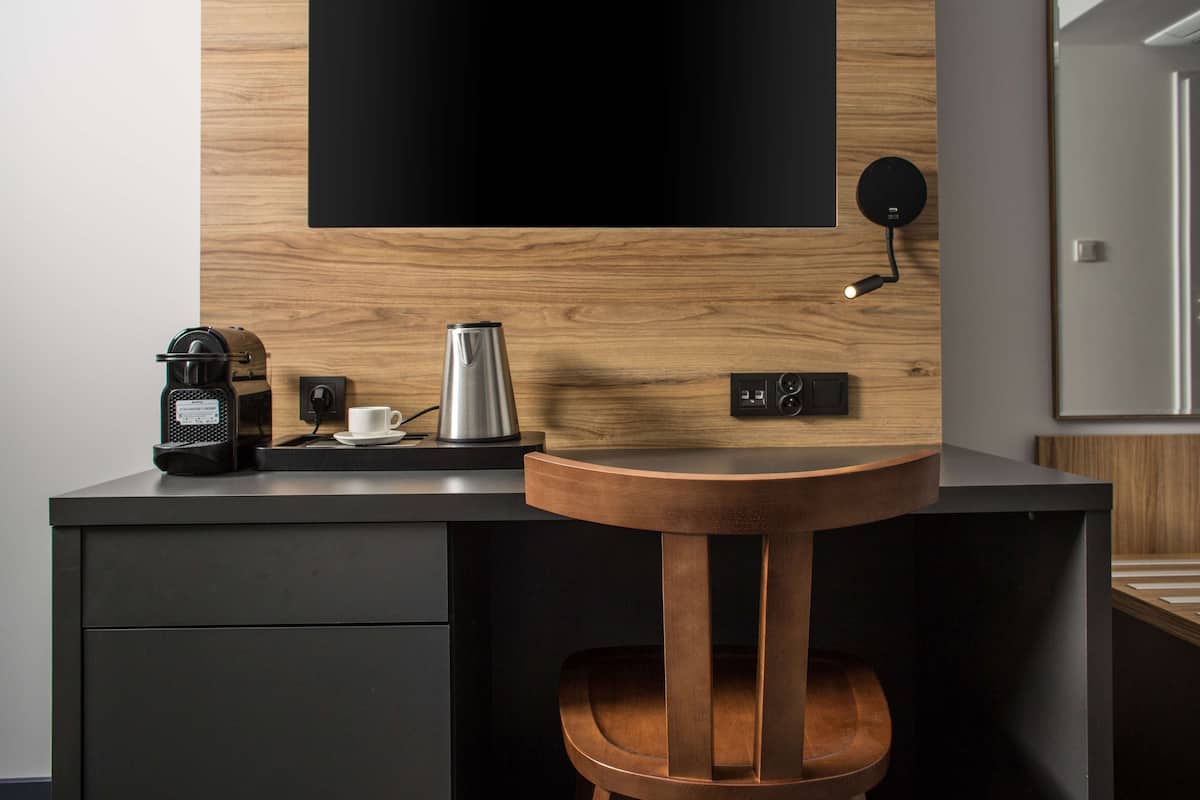 Hypo-allergenic bedding, in-room safe, desk, laptop workspace