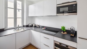 Kaffetrakter/tekoker, kjøleskap, mikrobølgeovn og ovn