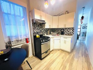 Kühlschrank, Ofen, Herdplatte, Wasserkocher mit Kaffee-/Teezubehör