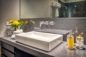 Apartemen Mewah, 2 kamar tidur | Kamar mandi | Shower, pancuran hujan, pengering rambut, dan handuk