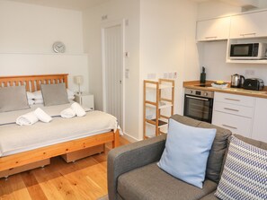 1 bedroom, individually decorated, individually furnished, free WiFi - The Mew (Dartmouth)