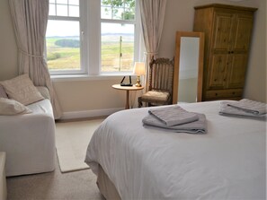 4 bedrooms, internet, bed sheets