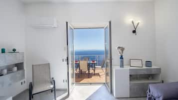 House | 2 bedrooms, travel crib