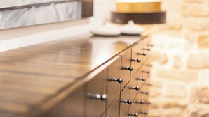 Une commode en bois dotée de nombreux tiroirs et d’un plateau imitant le marbre.