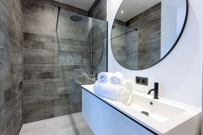 Dusche, Haartrockner, Handtücher