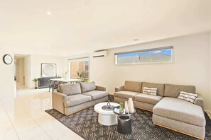 TV, offices - Family w/ Large Pool & Game Garage, Wlk to Beach (Cowes)