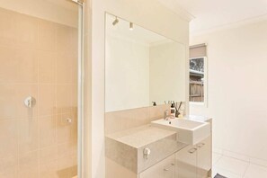 Bañera, secador de pelo, toallas