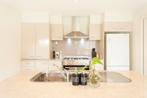 Fridge, microwave, oven, stovetop - Family w/ Large Pool & Game Garage, Wlk to Beach (Cowes)