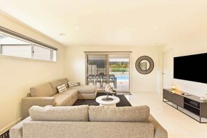 TV, offices - Family w/ Large Pool & Game Garage, Wlk to Beach (Cowes)