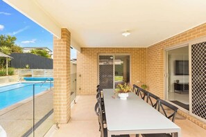 Outdoor dining - Family w/ Large Pool & Game Garage, Wlk to Beach (Cowes)