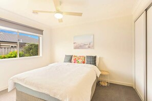 4 bedrooms, iron/ironing board, WiFi, bed sheets - Family w/ Large Pool & Game Garage, Wlk to Beach (Cowes)