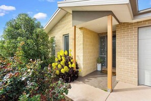 Exterior detail - Family w/ Large Pool & Game Garage, Wlk to Beach (Cowes)