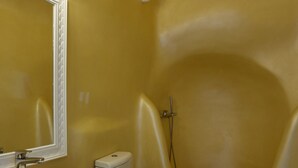Une salle de bain avec un lavabo blanc, des toilettes et une baignoire.