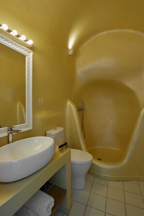 Suihkun ja ammeen yhdistelmä, hiustenkuivaaja, pyyhkeet, vessapaperi