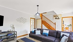 TV - Easy Walk to the Beach and the Shops 4 BDR 3.5Bath (Cowes)