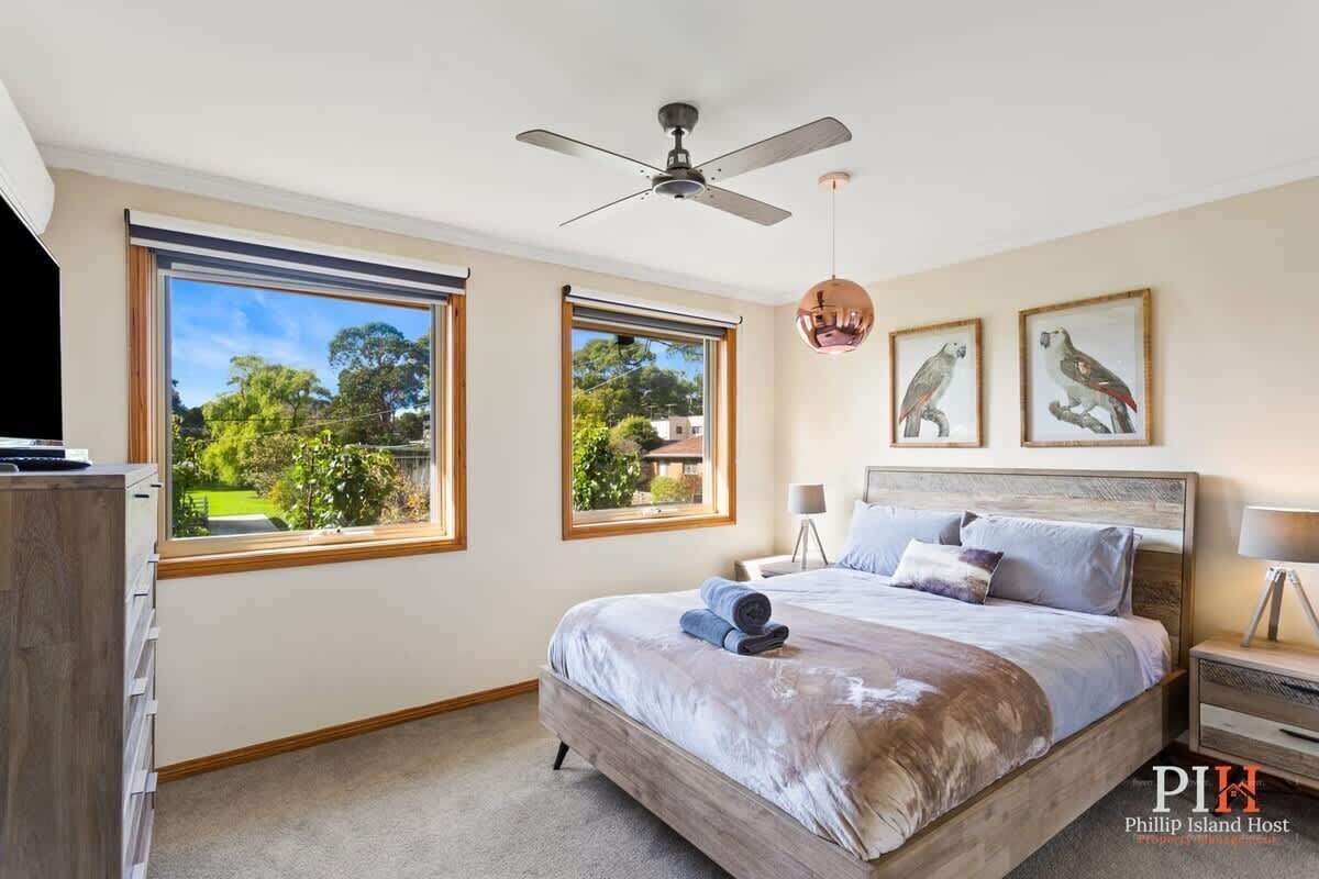 4 bedrooms, iron/ironing board, WiFi, bed sheets