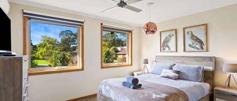 4 bedrooms, iron/ironing board, WiFi, bed sheets