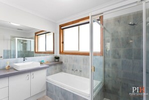 Badewanne, Haartrockner, Handtücher