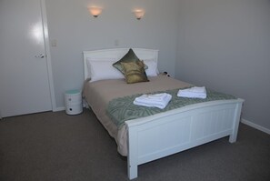 2 bedrooms, iron/ironing board, WiFi, bed sheets - One Thirty Four Next to Golfcourse | Close to town (Cowes)
