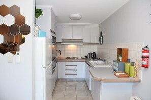 Fridge, microwave, oven, stovetop - One Thirty Four Next to Golfcourse | Close to town (Cowes)