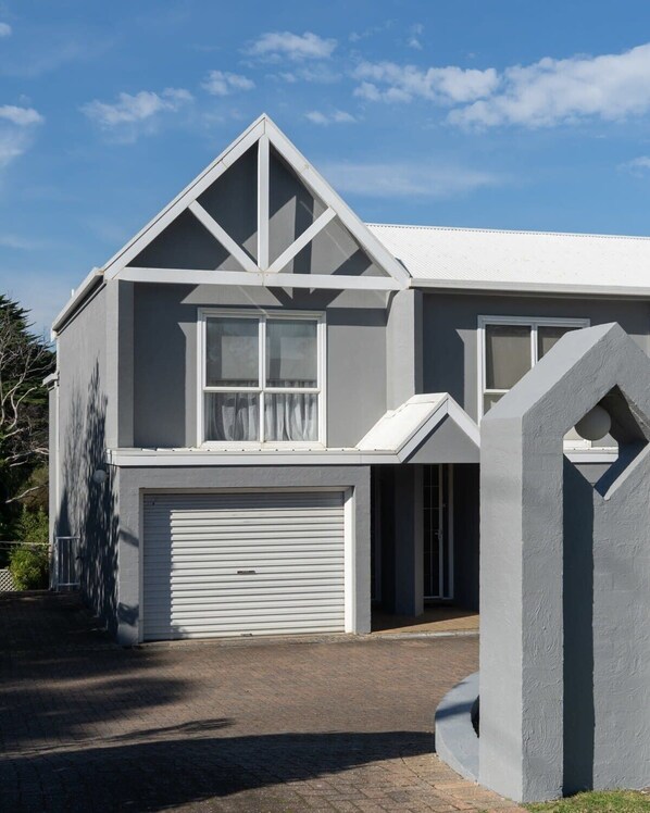 Exterior - One Thirty Four Next to Golfcourse | Close to town (Cowes)