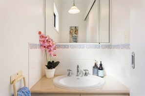 Badekar, hårtørrer, håndklæder